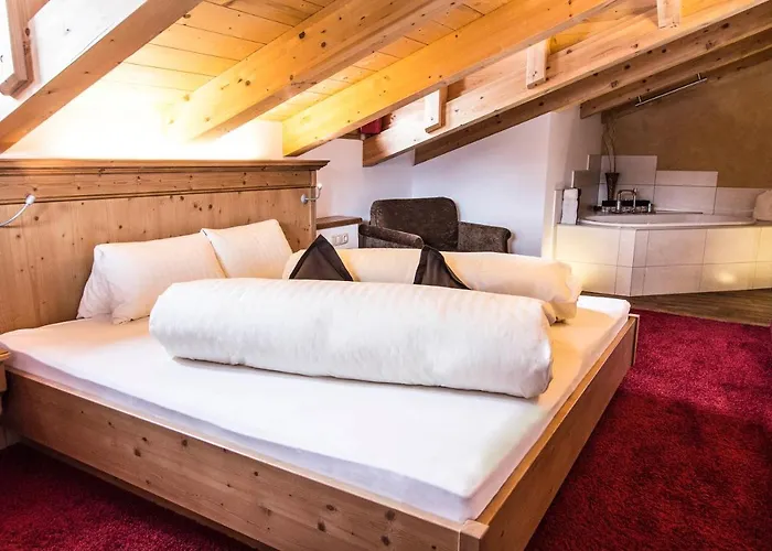 Garni Lawens فندق سيرفاوس